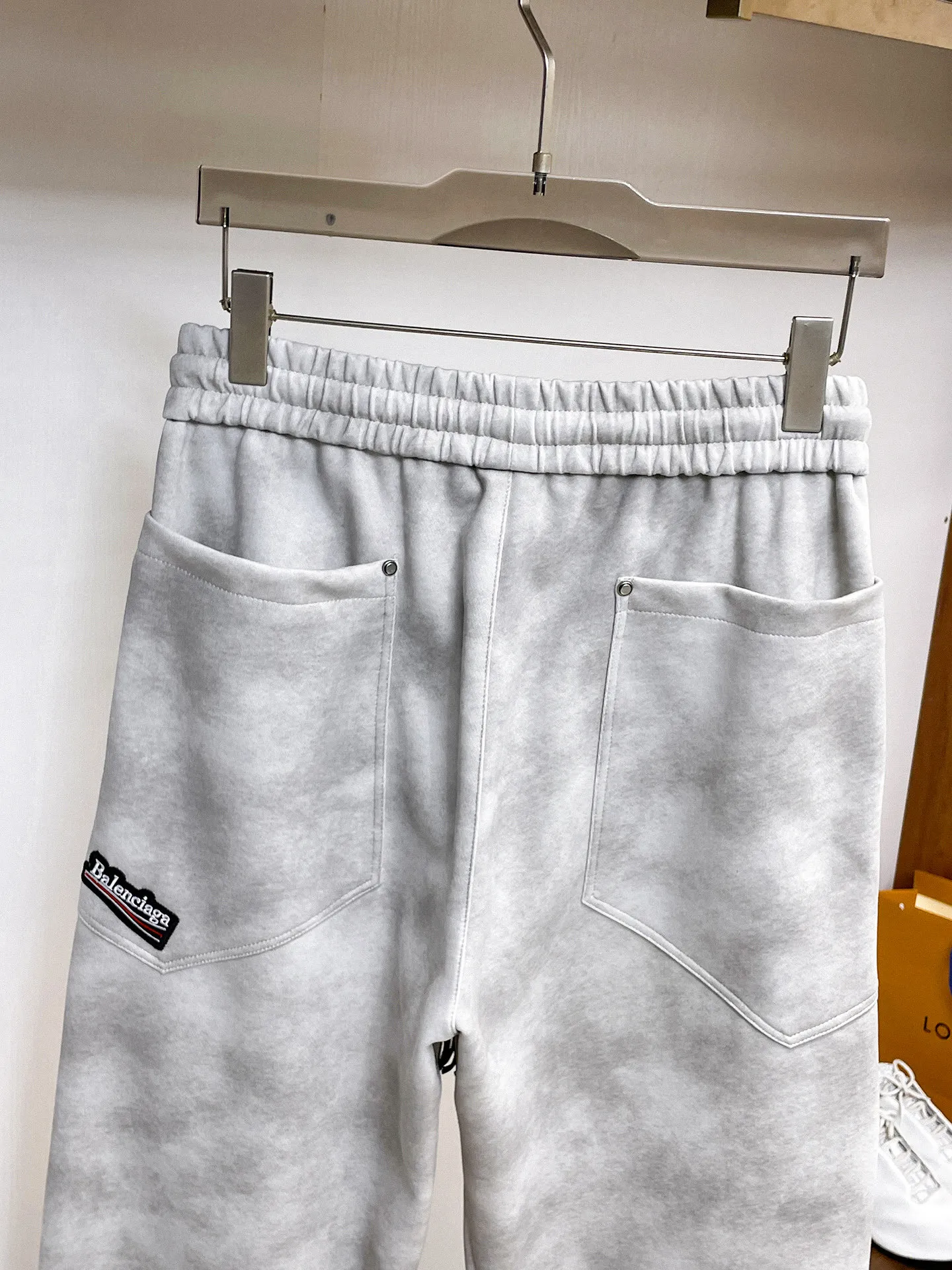 Balenciaga 🆕2026 Autumn and Winter New Arrival Casual Pants! The official website will be released simultaneously. Brand Classic LOGO casual pants, customized fabrics, excellent comfort and strong touch. Highly recognisable, perfect appearance and craftsmanship. Size:M-3XL